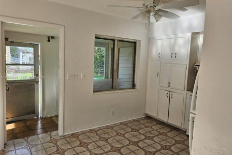 House in Hallandale Beach, Florida 2 bedrooms, 285.77 sq.m. № 2153767 - photo 15
