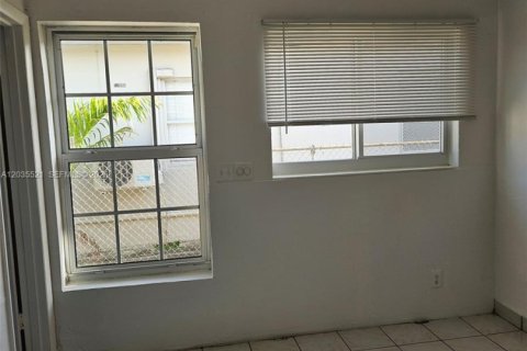 House in Hallandale Beach, Florida 2 bedrooms, 285.77 sq.m. № 2153767 - photo 27