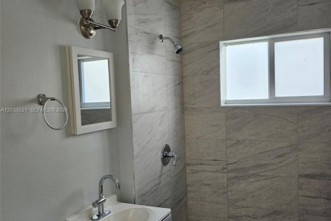 House in Hallandale Beach, Florida 2 bedrooms, 285.77 sq.m. № 2153767 - photo 22