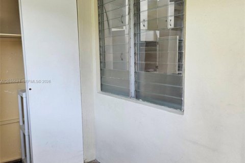 House in Hallandale Beach, Florida 2 bedrooms, 285.77 sq.m. № 2153767 - photo 5