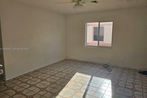 House in Hallandale Beach, Florida 2 bedrooms, 285.77 sq.m. № 2153767 - photo 12