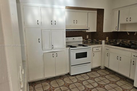 House in Hallandale Beach, Florida 2 bedrooms, 285.77 sq.m. № 2153767 - photo 10