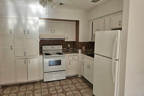 House in Hallandale Beach, Florida 2 bedrooms, 285.77 sq.m. № 2153767