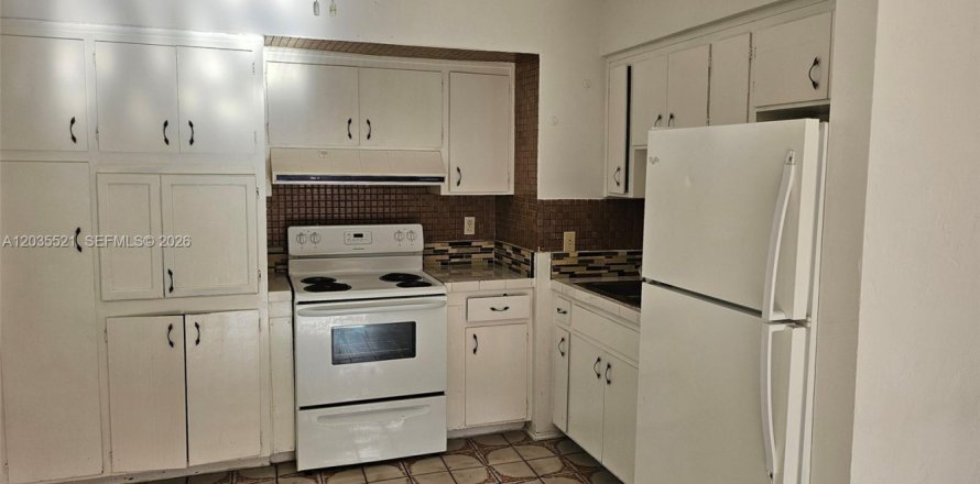 House in Hallandale Beach, Florida 2 bedrooms, 285.77 sq.m. № 2153767