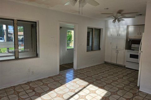 House in Hallandale Beach, Florida 2 bedrooms, 285.77 sq.m. № 2153767 - photo 14