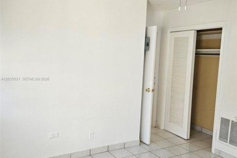 House in Hallandale Beach, Florida 2 bedrooms, 285.77 sq.m. № 2153767 - photo 25