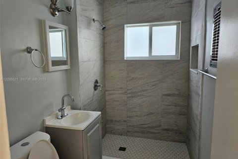 House in Hallandale Beach, Florida 2 bedrooms, 285.77 sq.m. № 2153767 - photo 21