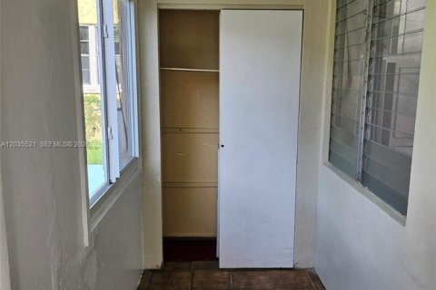 House in Hallandale Beach, Florida 2 bedrooms, 285.77 sq.m. № 2153767 - photo 6