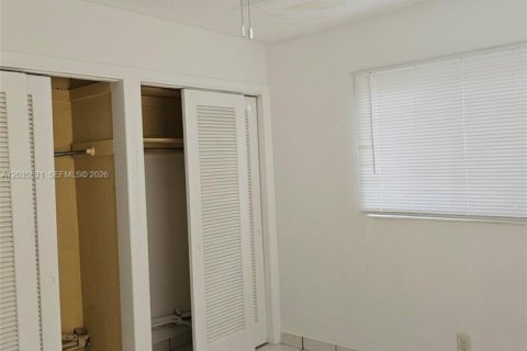 House in Hallandale Beach, Florida 2 bedrooms, 285.77 sq.m. № 2153767 - photo 19