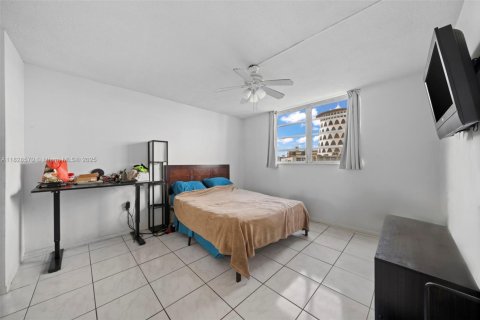 Condominio en venta en Miami, Florida, 1 dormitorio, 63.73 m2 № 1801068 - foto 1