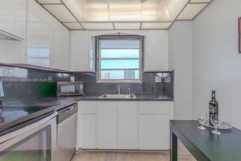 Condo in Hallandale Beach, Florida, 2 bedrooms  № 2086619 - photo 12
