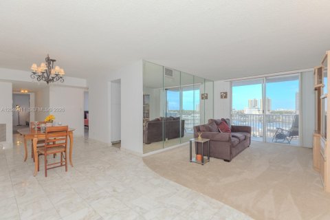 Condo in Hallandale Beach, Florida, 2 bedrooms  № 2086619 - photo 2