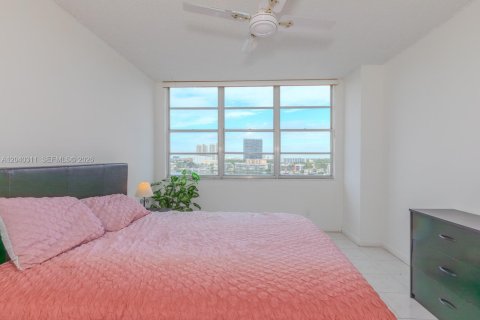 Condo in Hallandale Beach, Florida, 2 bedrooms  № 2086619 - photo 15