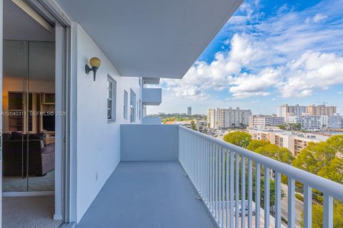Condo in Hallandale Beach, Florida, 2 bedrooms  № 2086619 - photo 5