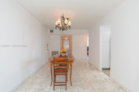 Condo in Hallandale Beach, Florida, 2 bedrooms  № 2086619 - photo 9