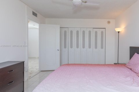 Condo in Hallandale Beach, Florida, 2 bedrooms  № 2086619 - photo 16