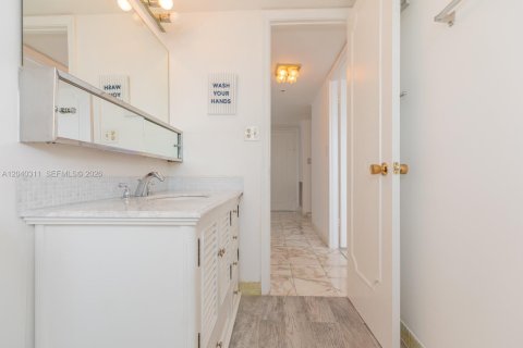 Condo in Hallandale Beach, Florida, 2 bedrooms  № 2086619 - photo 20