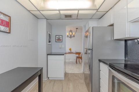 Condo in Hallandale Beach, Florida, 2 bedrooms  № 2086619 - photo 13