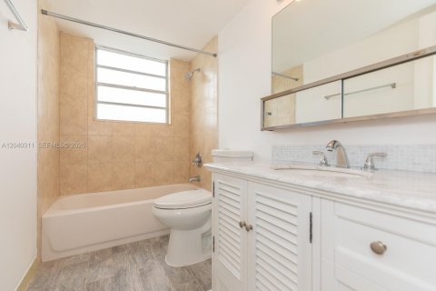 Condo in Hallandale Beach, Florida, 2 bedrooms  № 2086619 - photo 18