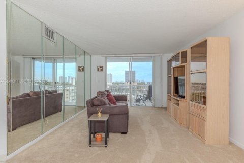 Condo in Hallandale Beach, Florida, 2 bedrooms  № 2086619 - photo 3