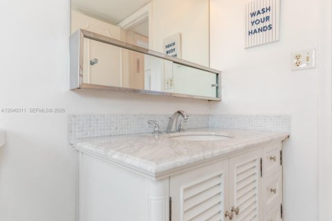 Condo in Hallandale Beach, Florida, 2 bedrooms  № 2086619 - photo 19