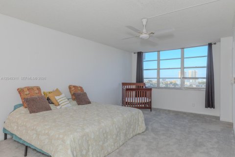 Condo in Hallandale Beach, Florida, 2 bedrooms  № 2086619 - photo 24