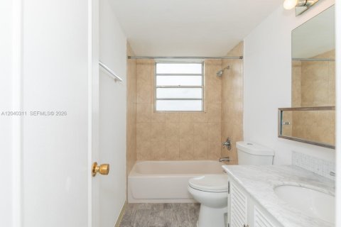 Condo in Hallandale Beach, Florida, 2 bedrooms  № 2086619 - photo 17