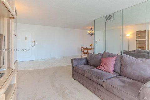 Condo in Hallandale Beach, Florida, 2 bedrooms  № 2086619 - photo 8