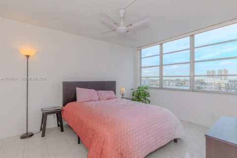 Condo in Hallandale Beach, Florida, 2 bedrooms  № 2086619 - photo 14