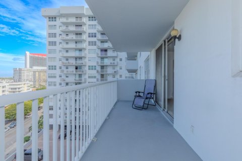 Condo in Hallandale Beach, Florida, 2 bedrooms  № 2086619 - photo 6