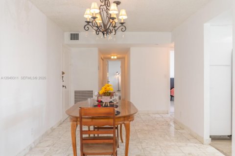 Condo in Hallandale Beach, Florida, 2 bedrooms  № 2086619 - photo 21