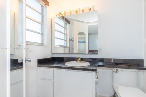 Condo in Hallandale Beach, Florida, 2 bedrooms  № 2086619 - photo 27