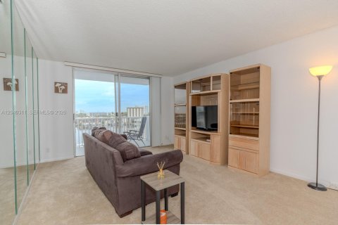 Condo in Hallandale Beach, Florida, 2 bedrooms  № 2086619 - photo 4