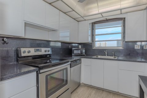 Condo in Hallandale Beach, Florida, 2 bedrooms  № 2086619 - photo 11