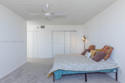 Condo in Hallandale Beach, Florida, 2 bedrooms  № 2086619 - photo 26