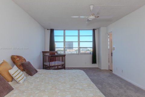 Condo in Hallandale Beach, Florida, 2 bedrooms  № 2086619 - photo 25