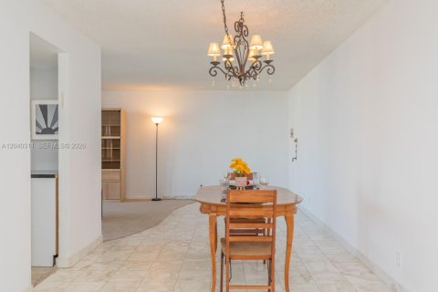 Condo in Hallandale Beach, Florida, 2 bedrooms  № 2086619 - photo 22