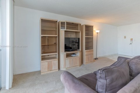 Condo in Hallandale Beach, Florida, 2 bedrooms  № 2086619 - photo 7