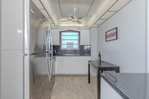 Condo in Hallandale Beach, Florida, 2 bedrooms  № 2086619 - photo 10