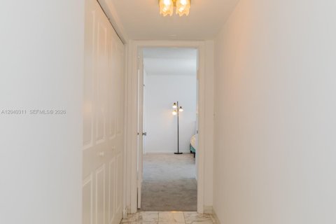 Condo in Hallandale Beach, Florida, 2 bedrooms  № 2086619 - photo 23