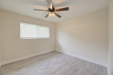 House in Hollywood, Florida 3 bedrooms, 153.66 sq.m. № 1740074 - photo 19