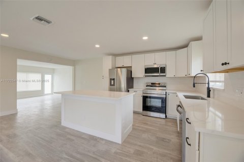 House in Hollywood, Florida 3 bedrooms, 153.66 sq.m. № 1740074 - photo 6