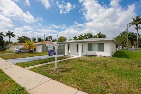 House in Hollywood, Florida 3 bedrooms, 153.66 sq.m. № 1740074 - photo 22
