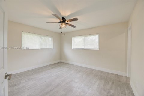 House in Hollywood, Florida 3 bedrooms, 153.66 sq.m. № 1740074 - photo 12