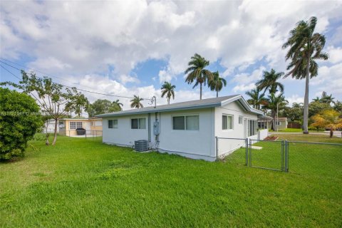 House in Hollywood, Florida 3 bedrooms, 153.66 sq.m. № 1740074 - photo 25