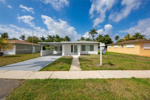 House in Hollywood, Florida 3 bedrooms, 153.66 sq.m. № 1740074 - photo 1