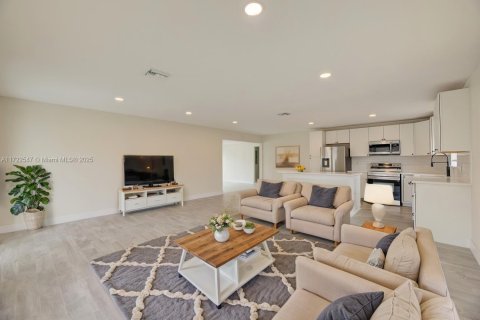 House in Hollywood, Florida 3 bedrooms, 153.66 sq.m. № 1740074 - photo 9