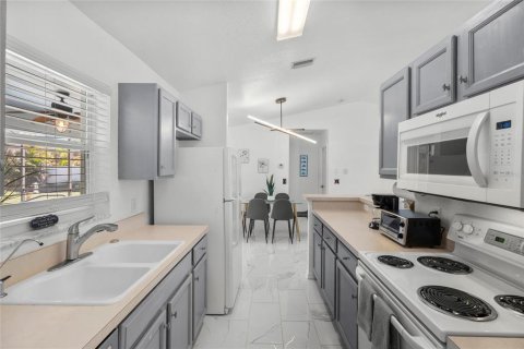 House in North Port, Florida 3 bedrooms, 113.9 sq.m. № 2123444 - photo 25