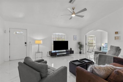 House in North Port, Florida 3 bedrooms, 113.9 sq.m. № 2123444 - photo 7
