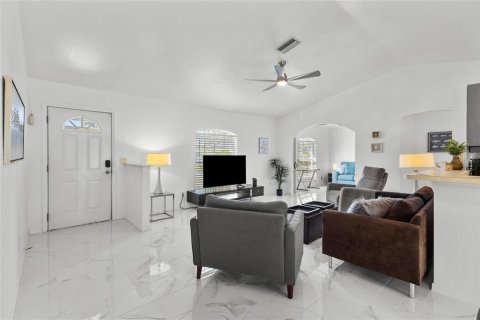House in North Port, Florida 3 bedrooms, 113.9 sq.m. № 2123444 - photo 10